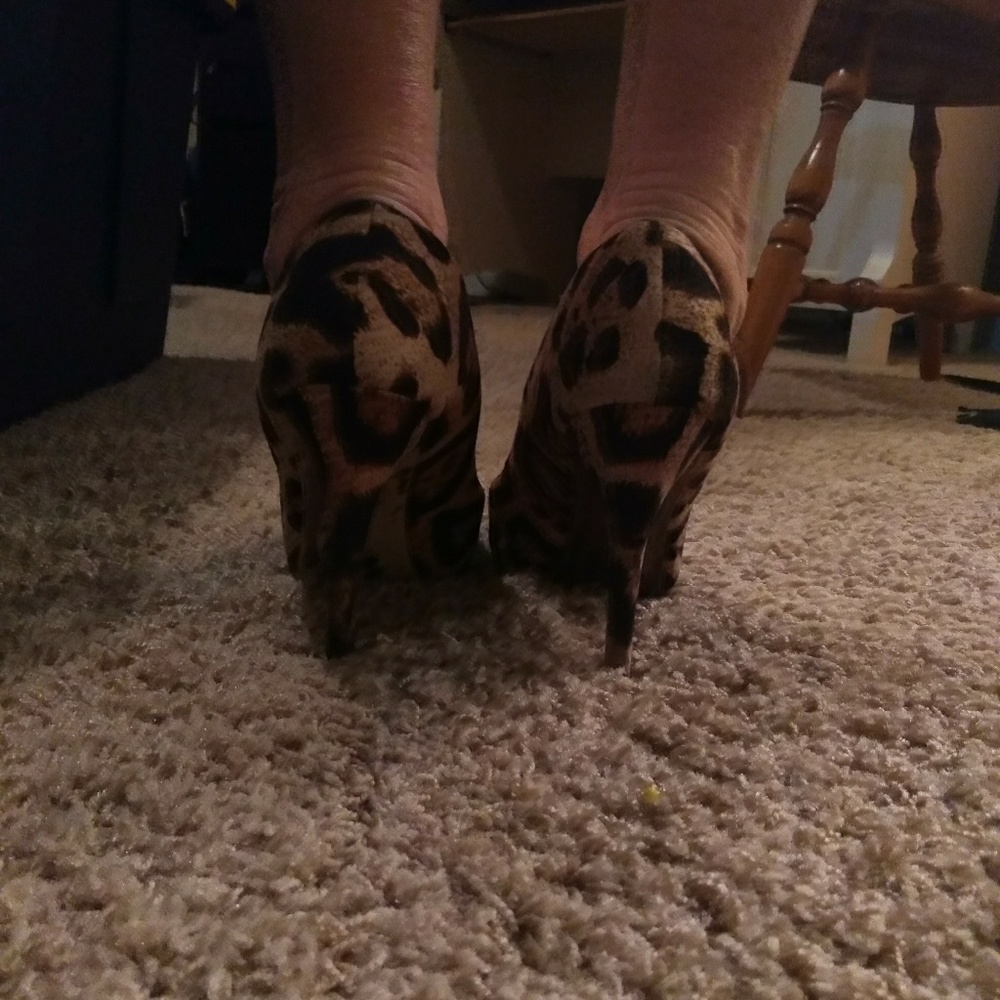 Steve Madden Leopard Print Pumps - Picture 2 of 5